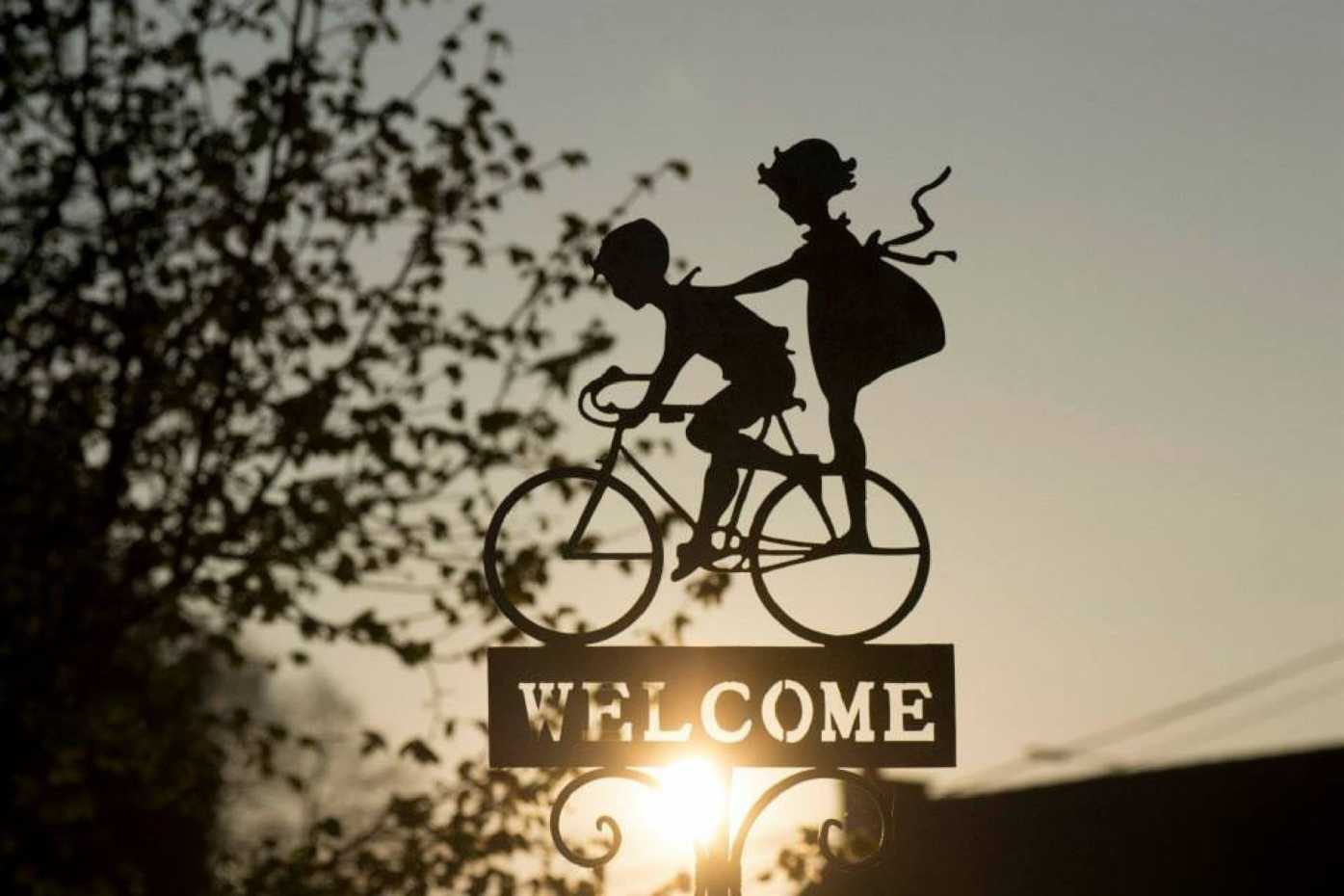 Mädchen und Junge auf Fahrrad