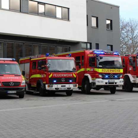 Feuerwehren vor dem Feuerwehrhaus