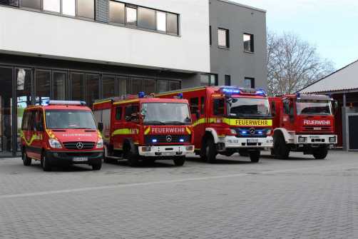 Feuerwehren vor dem Feuerwehrhaus